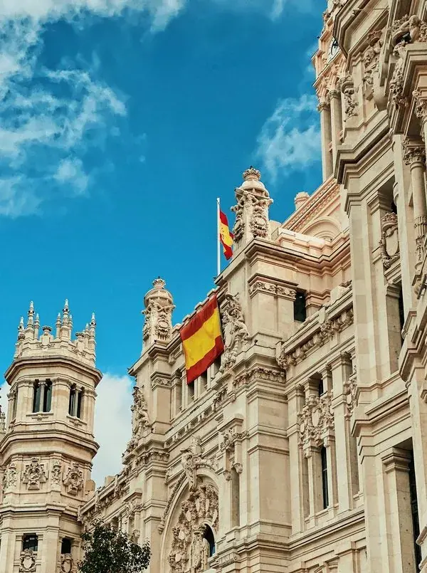 Edificio histórico en Madrid con la bandera de España